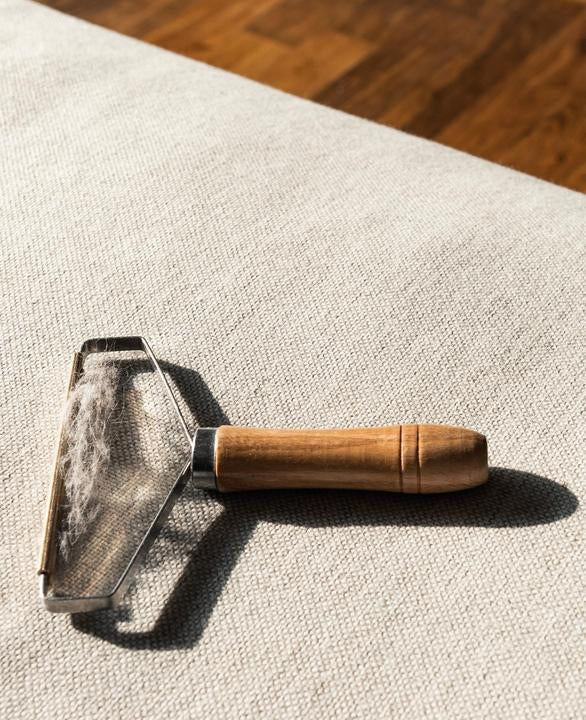 Esmée Manual Pet Hair and Lint Remover Wooden Fabric Shaver