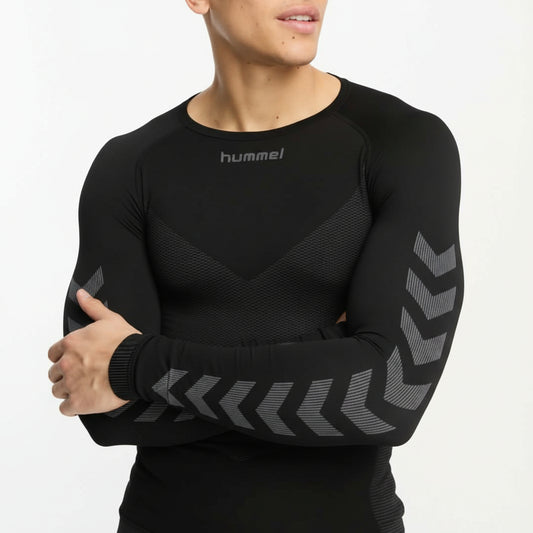 https://images.asos-media.com/products/hummel-first-nahtloses-langarmliges-shirt-aus-jersey-in-schwarz/204682688-1-black