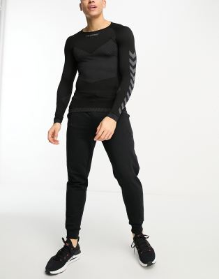 https://images.asos-media.com/products/hummel-first-nahtloses-langarmliges-shirt-aus-jersey-in-schwarz/204682688-4
