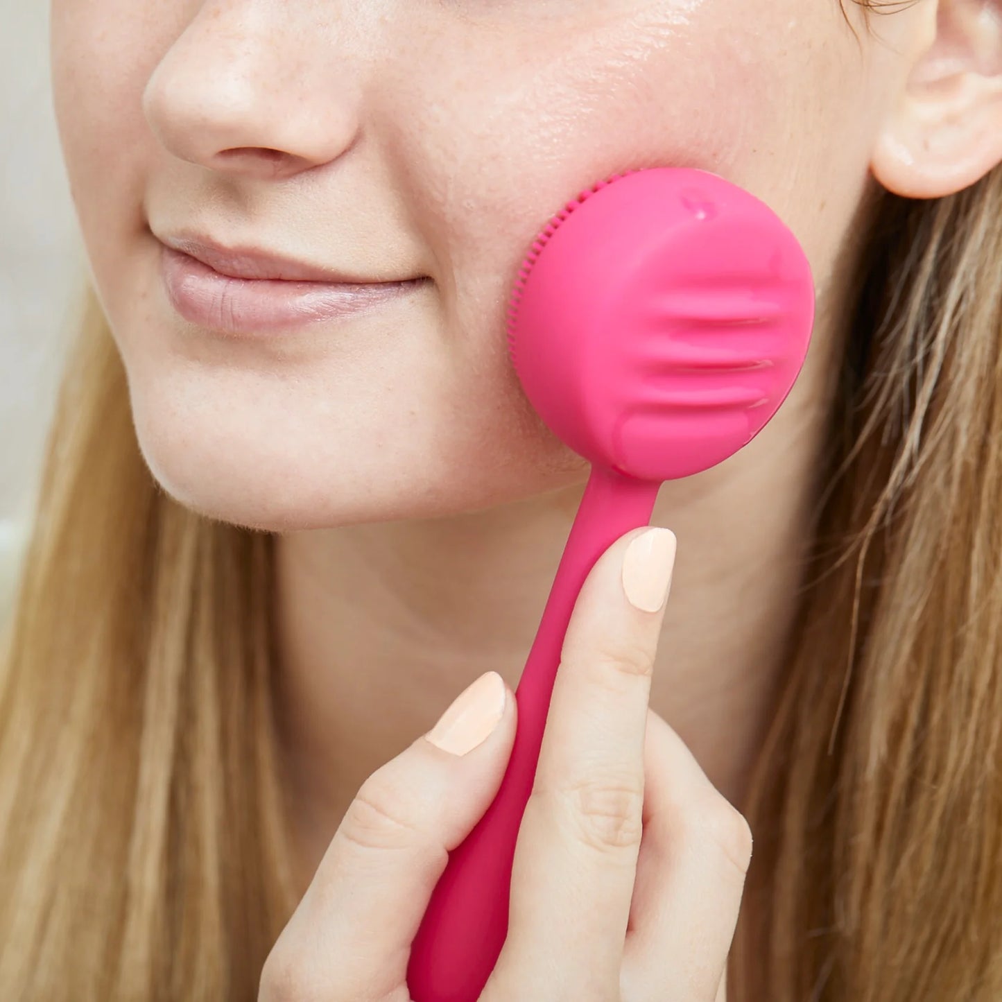 PMD Clean SonicGlow™ Deep Cleansing Device with Waterproof Silicone Brush - Gomix Brands Outlet