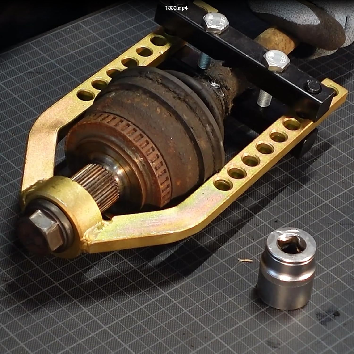 Heavy-Duty Universal CV Joint Puller Tool for Automotive Axle Shaft Removal