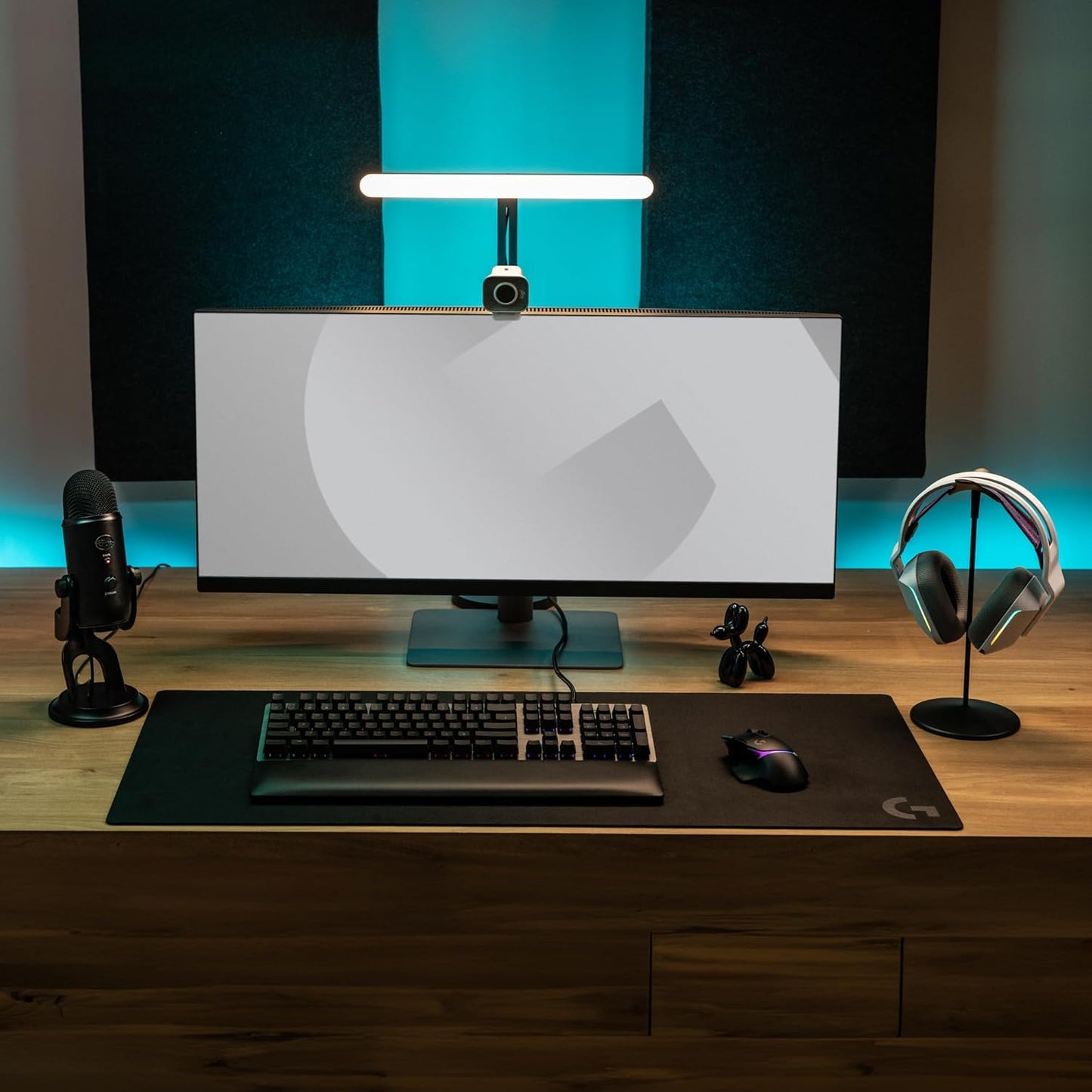 Blue Yeti Blackout USB Microphone: Studio Quality Recording and Streaming