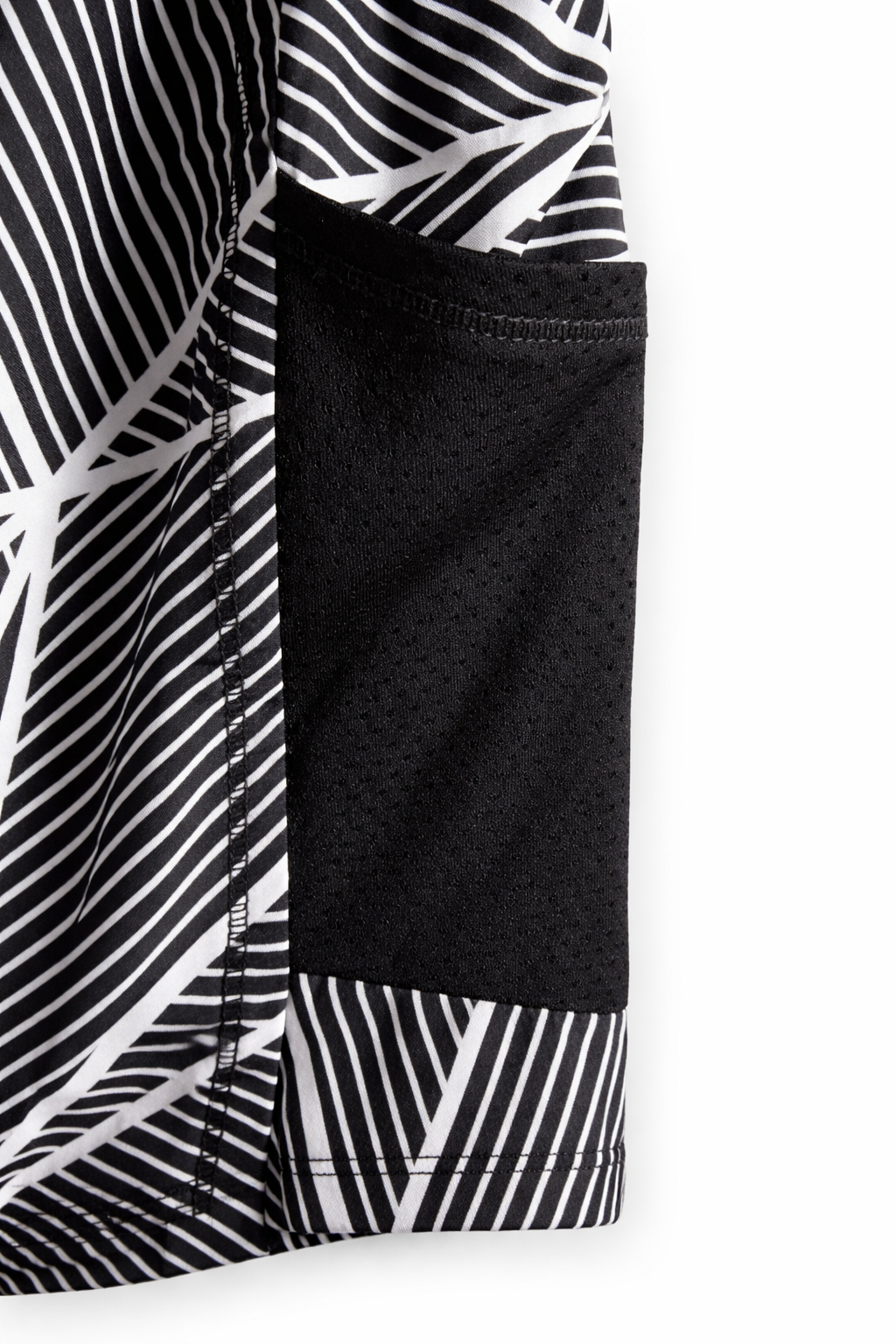 Xersion Girls Black White Geometric Quick-Dri Athletic Short