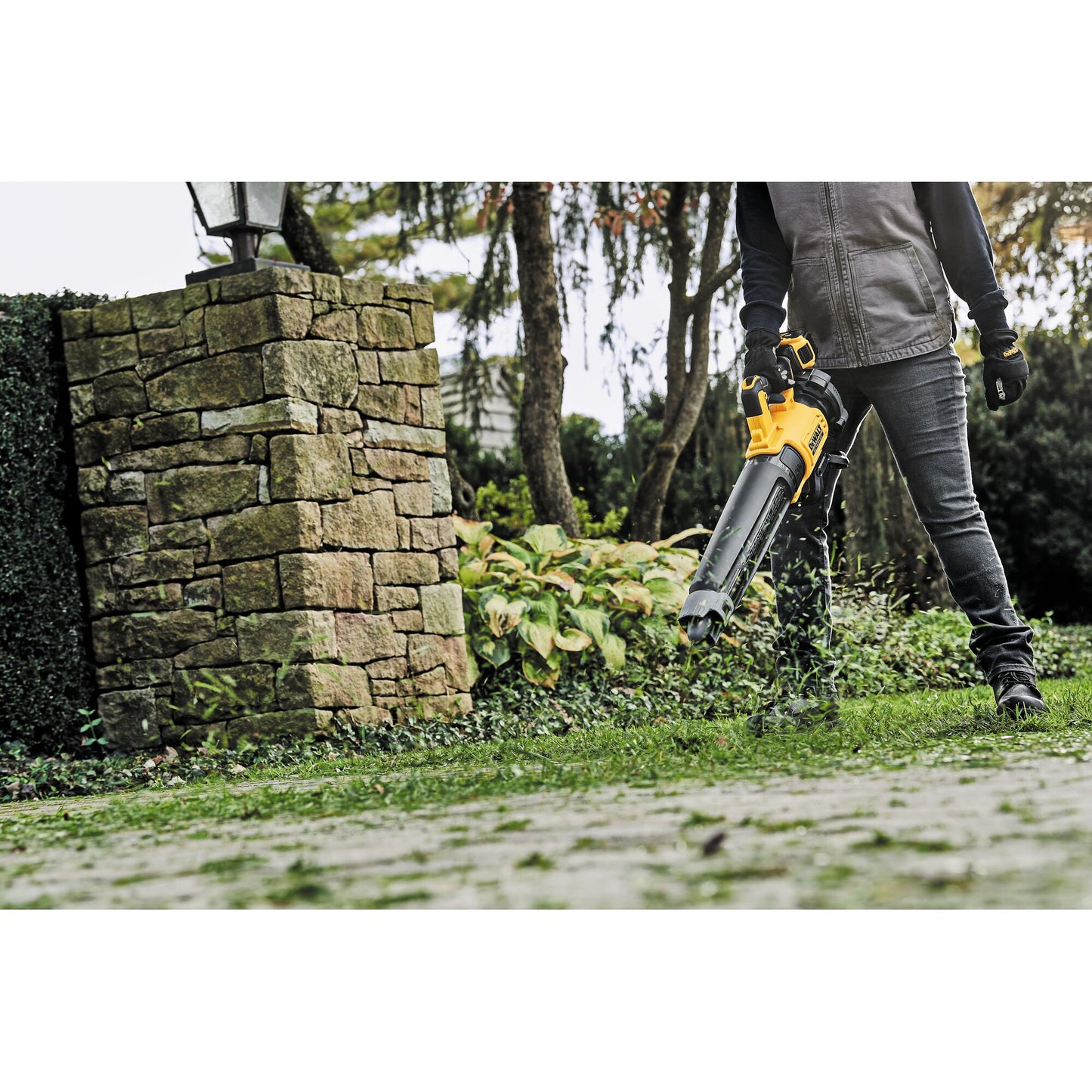 DEWALT 20V MAX XR Brushless Cordless Handheld Leaf Blower Kit with Battery
