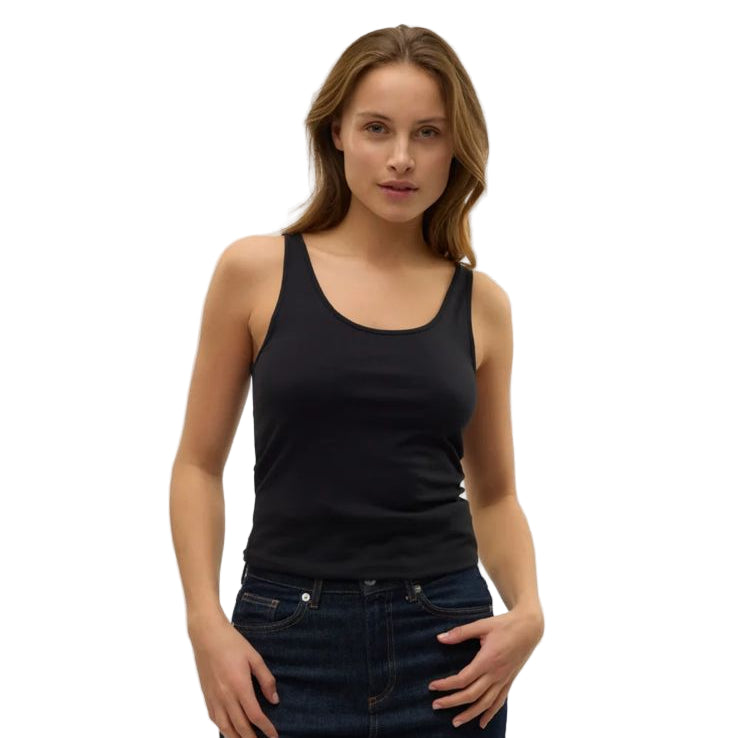 Woman wearing a black tank top and dark jeans on a Vero Moda product page.