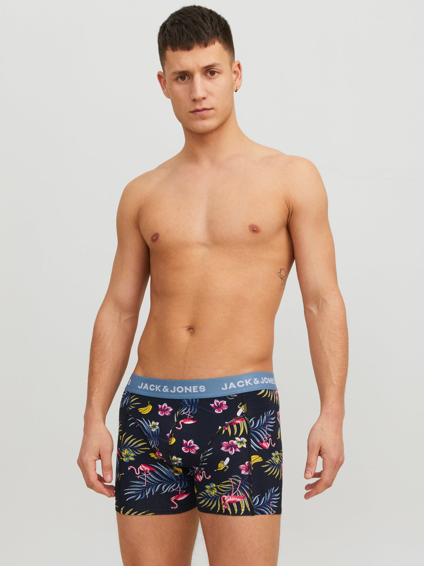 https://images.jackjones.com/12194104/3679573/007/jackjones-jacflowerbirdtrunks3packnoos-blue.jpg?v=d929d2d2e1aa661e055d2189d3256f87