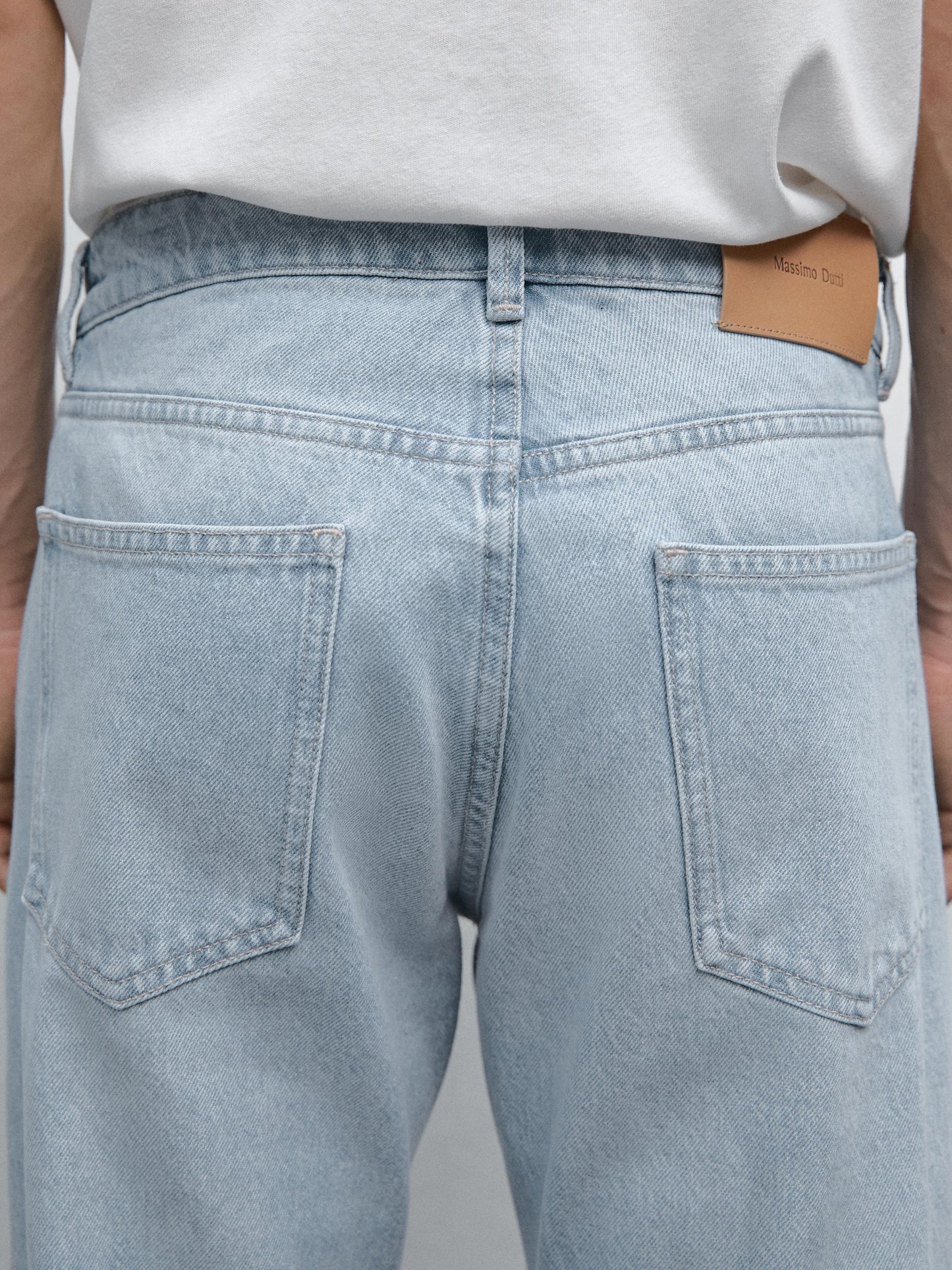 Men's Stylish Slim Fit Faded Wash Cotton Blend Jeans - Five-Pocket Design