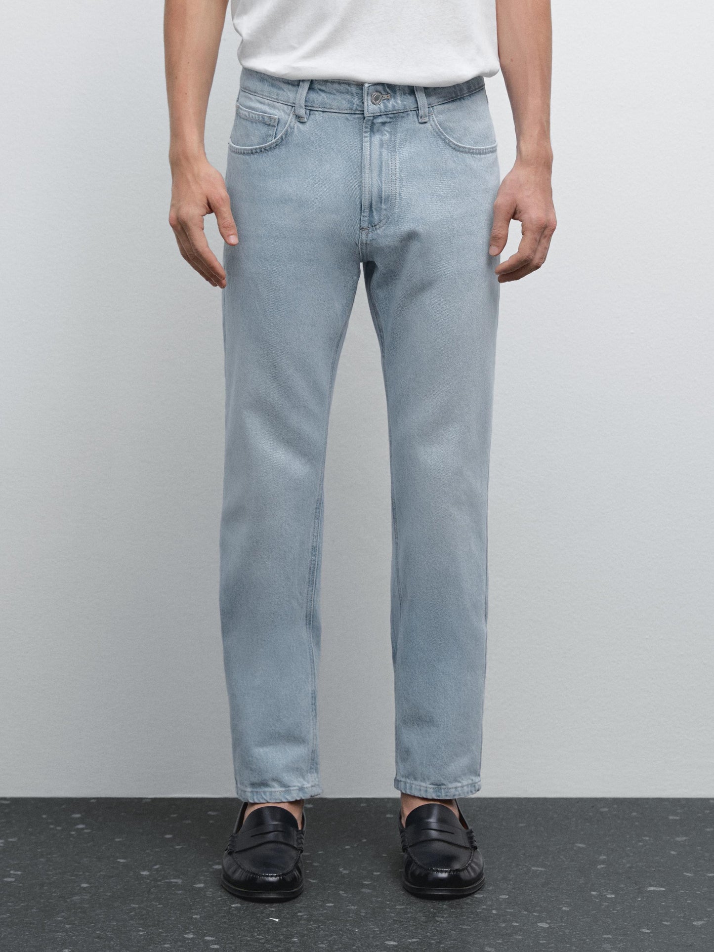 Men's Stylish Slim Fit Faded Wash Cotton Blend Jeans - Five-Pocket Design