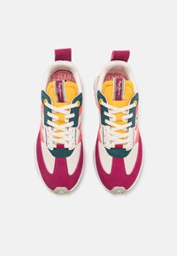 Pepe Jeans Lucky Main Ecru White Trainers - Stylish Multi-Color Casual Footwear