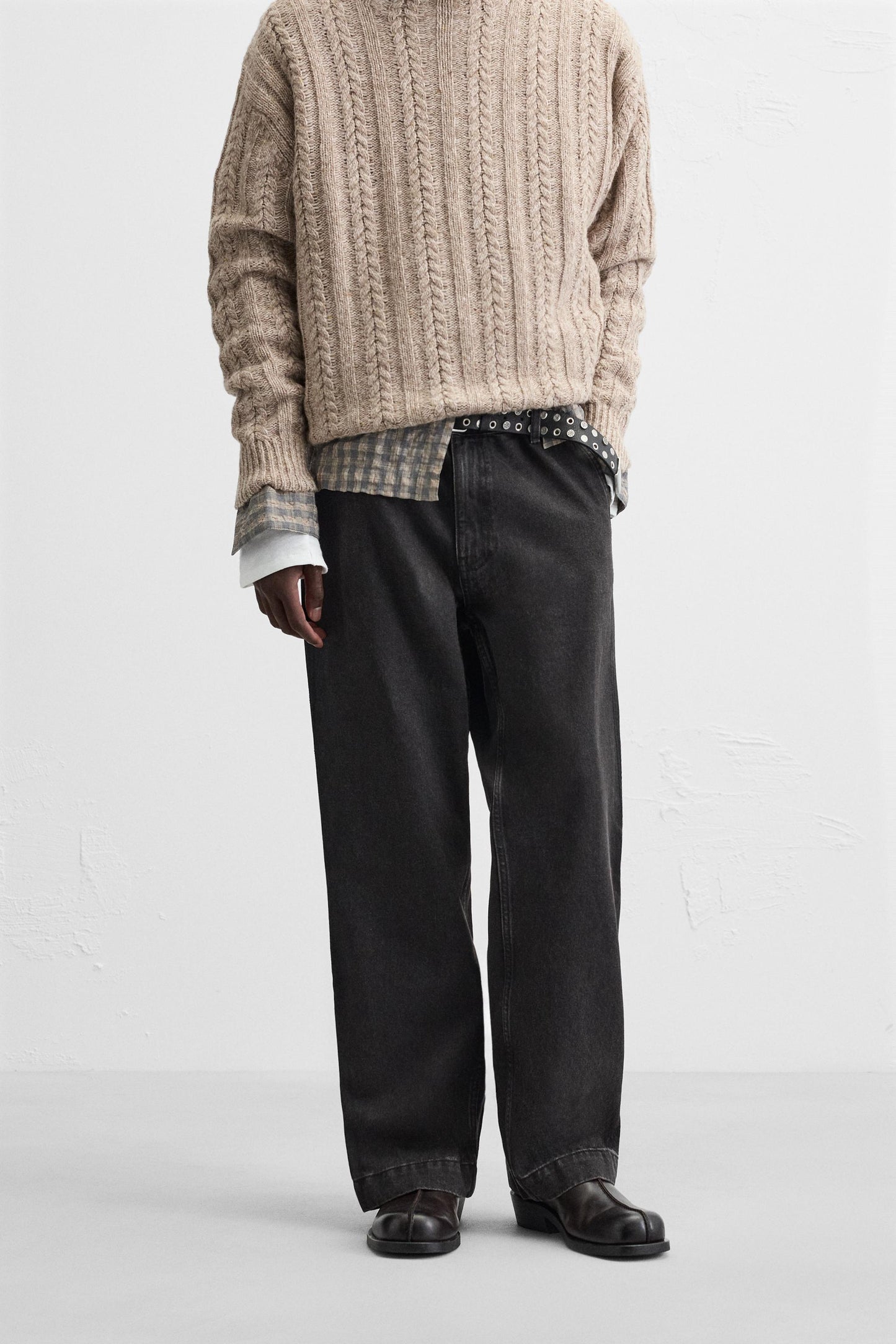 Men's Relaxed Fit Distressed Black Denim Jeans with Adjustable Hem