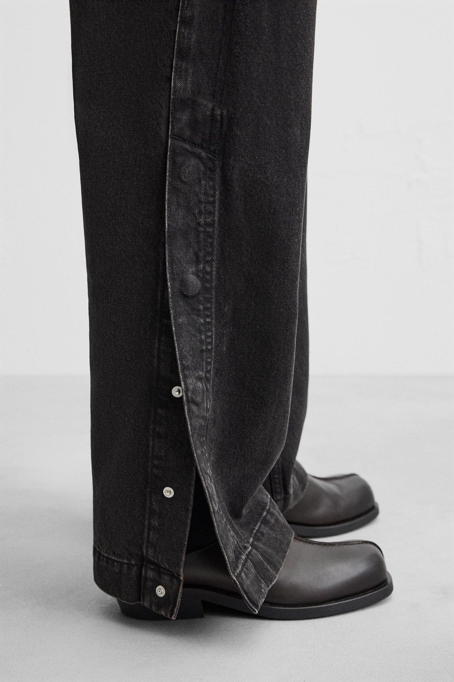 Men's Relaxed Fit Distressed Black Denim Jeans with Adjustable Hem