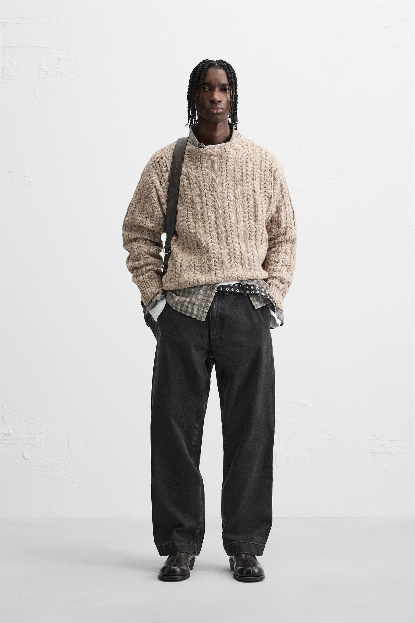 Men's Relaxed Fit Distressed Black Denim Jeans with Adjustable Hem