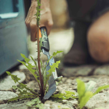 Fiskars Xact Weeding Knife: Dual-Blade Stainless Steel Garden Tool
