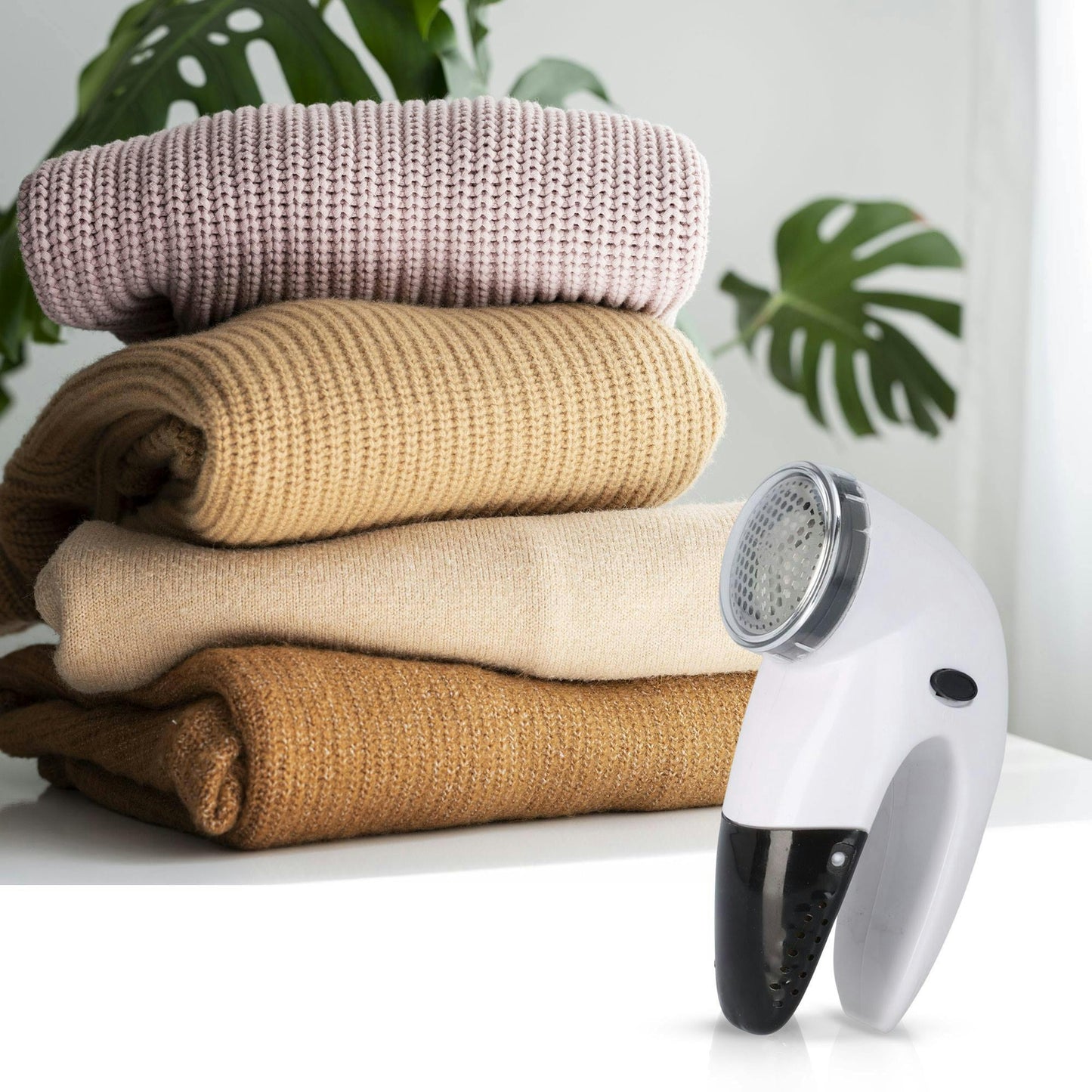 WellHome Compact ABS Lint Remover, Stainless Steel Cover, Battery-Powered, Black & White