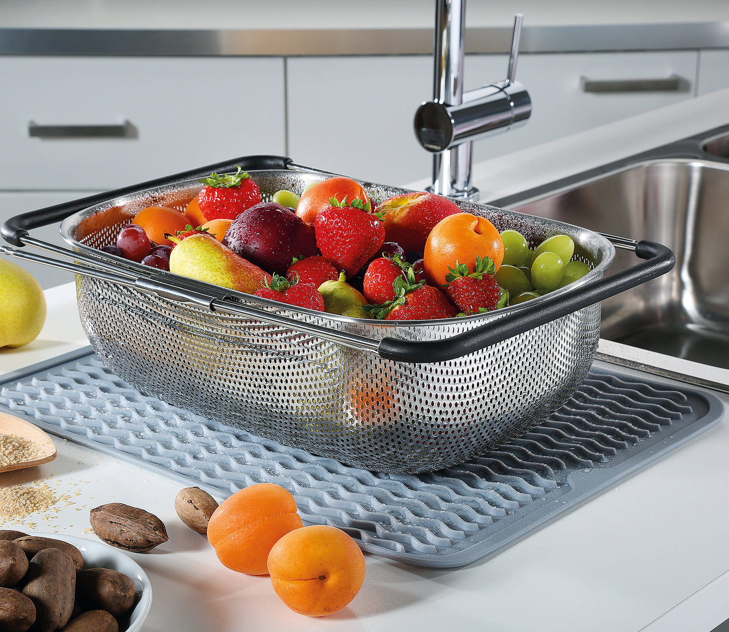 DELUXE Extendable Stainless Steel Vegetable Colander Strainer for Kitchen Sink