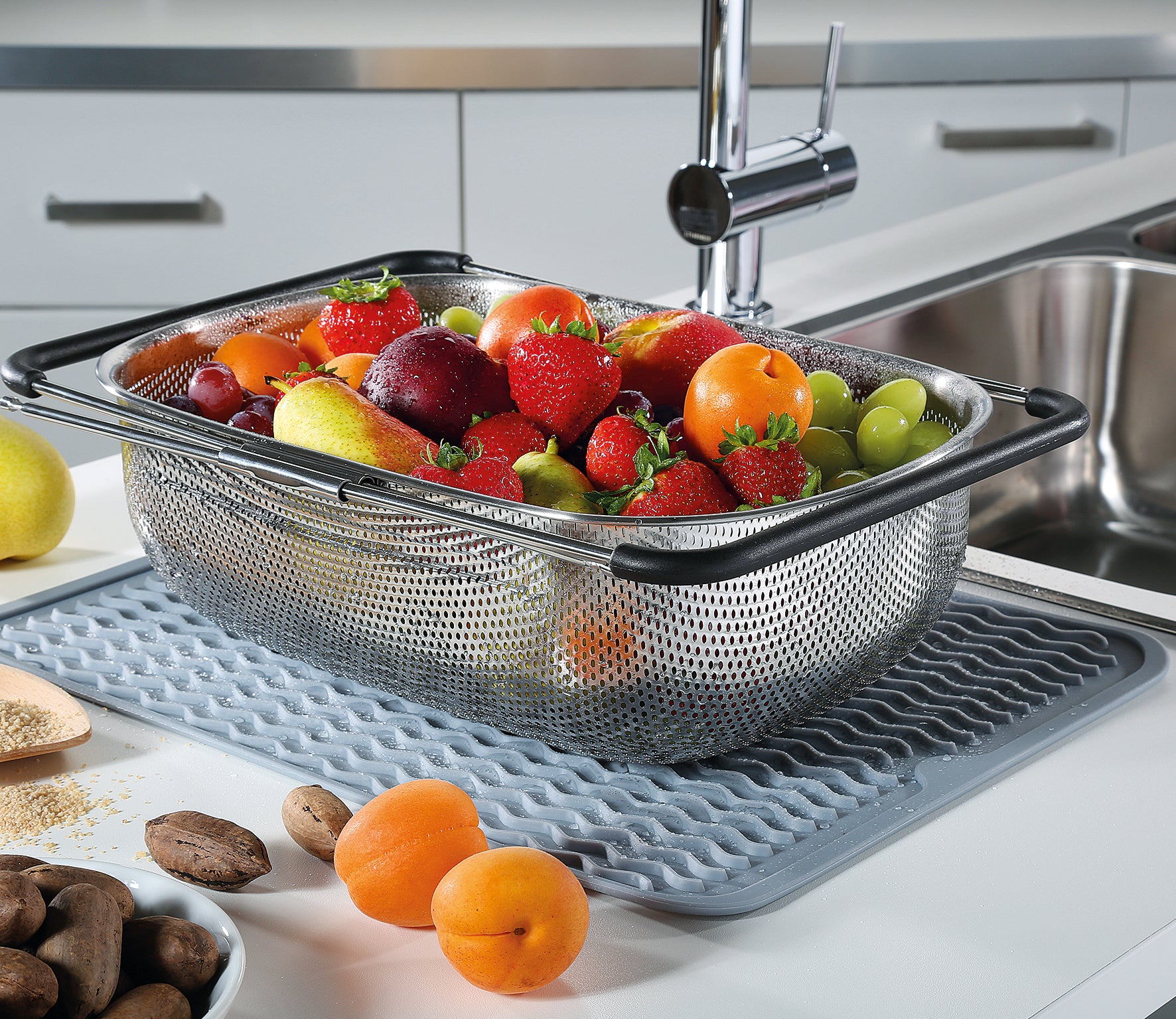 DELUXE Extendable Stainless Steel Vegetable Colander Strainer for Kitchen Sink