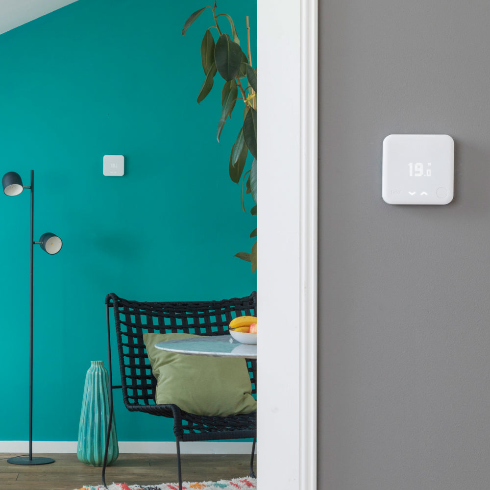 https://cdn.shopify.com/s/files/1/0552/4992/8391/products/2smart_thermostat_lifestyle_1x1_0695_19.jpg?v=1747731052