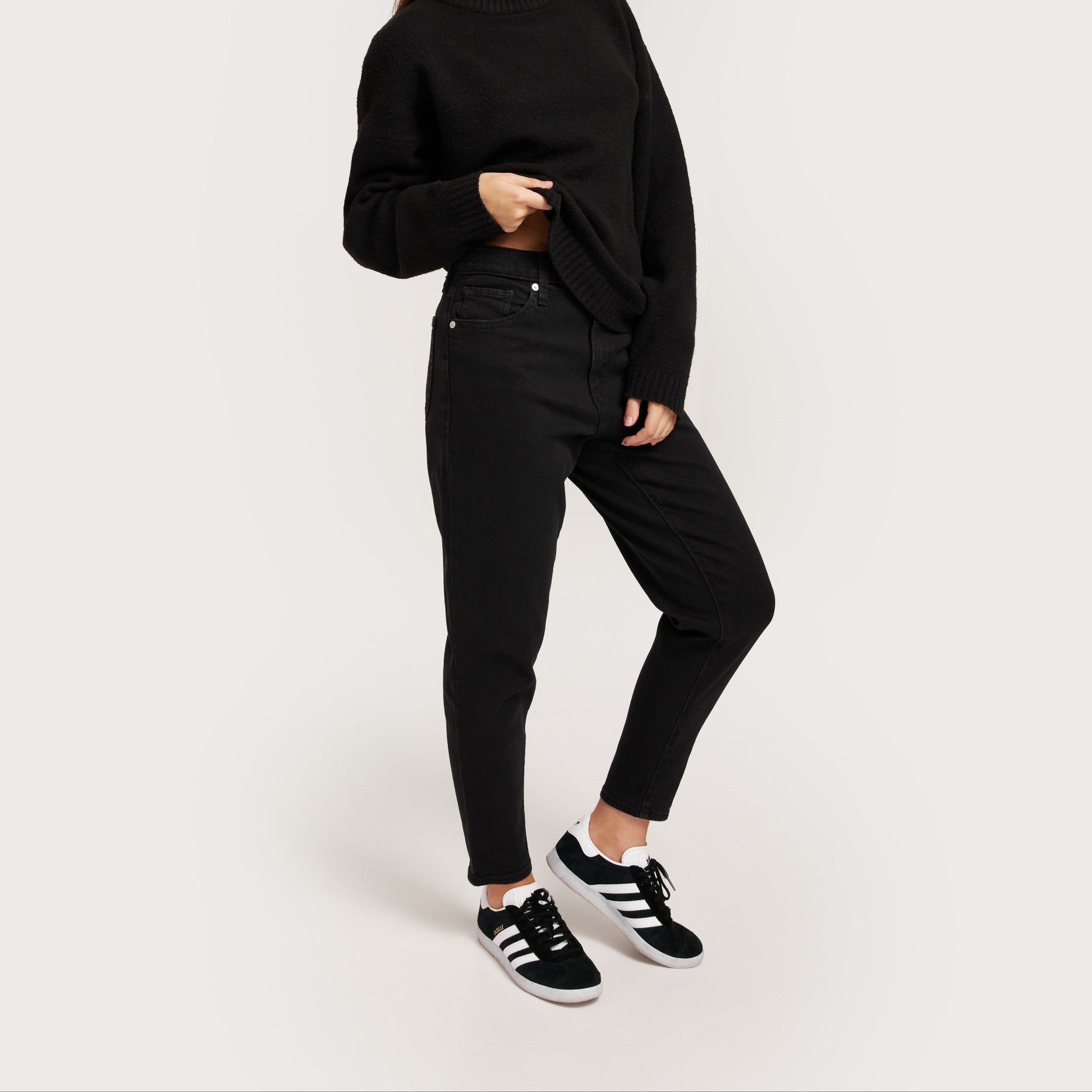 Levi's Classic Black High Waisted Mom Jeans - Comfortable Five-Pocket Denim