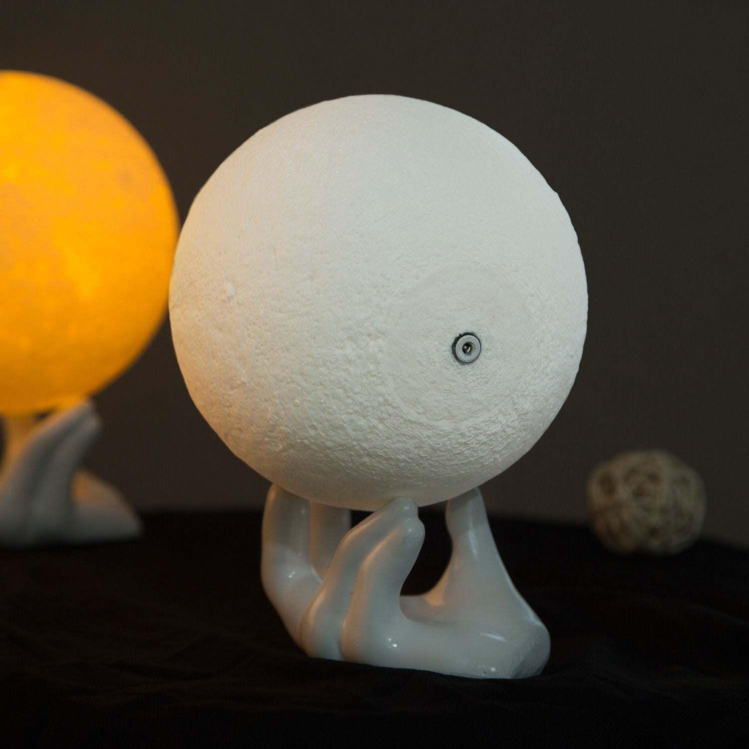 https://www.fnp.com/images/pr/x/v20210505164201/3d-printed-moon-in-the-palm-table-lamp_6.jpg