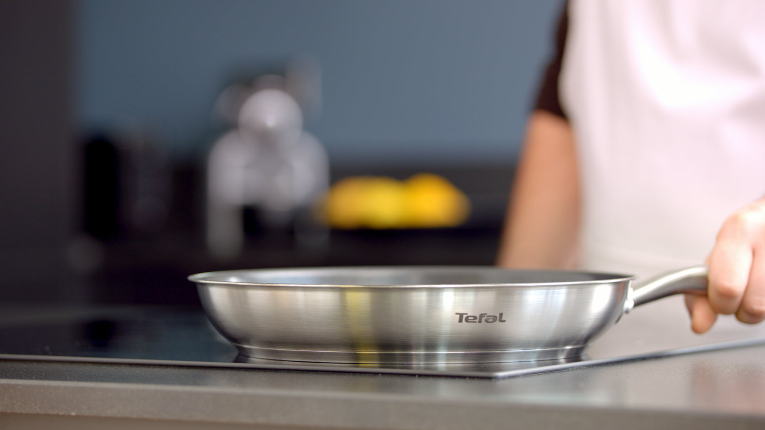 https://cdn.shopify.com/s/files/1/2024/3091/products/5.E4910625TefalVirtuosoInductionStainlessSteelFrypan28cmLifestyleImage4.jpg?v=1754548915