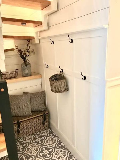 Universal White Mounting Adhesive for Polystyrene and Decorative Trim 511g