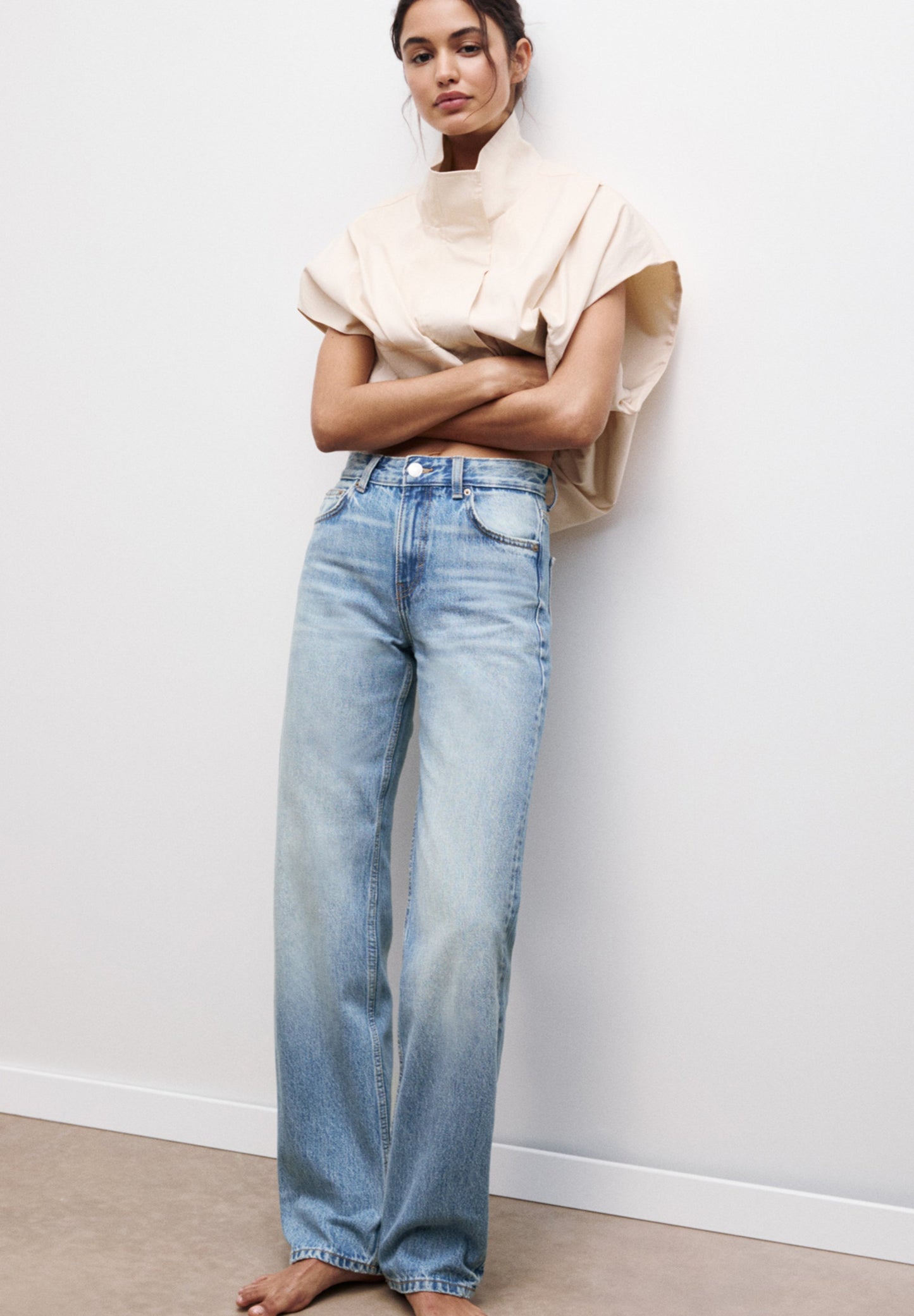 PULL&BEAR Women's Mid-Waist Straight Leg Jeans in Classic Blue Denim