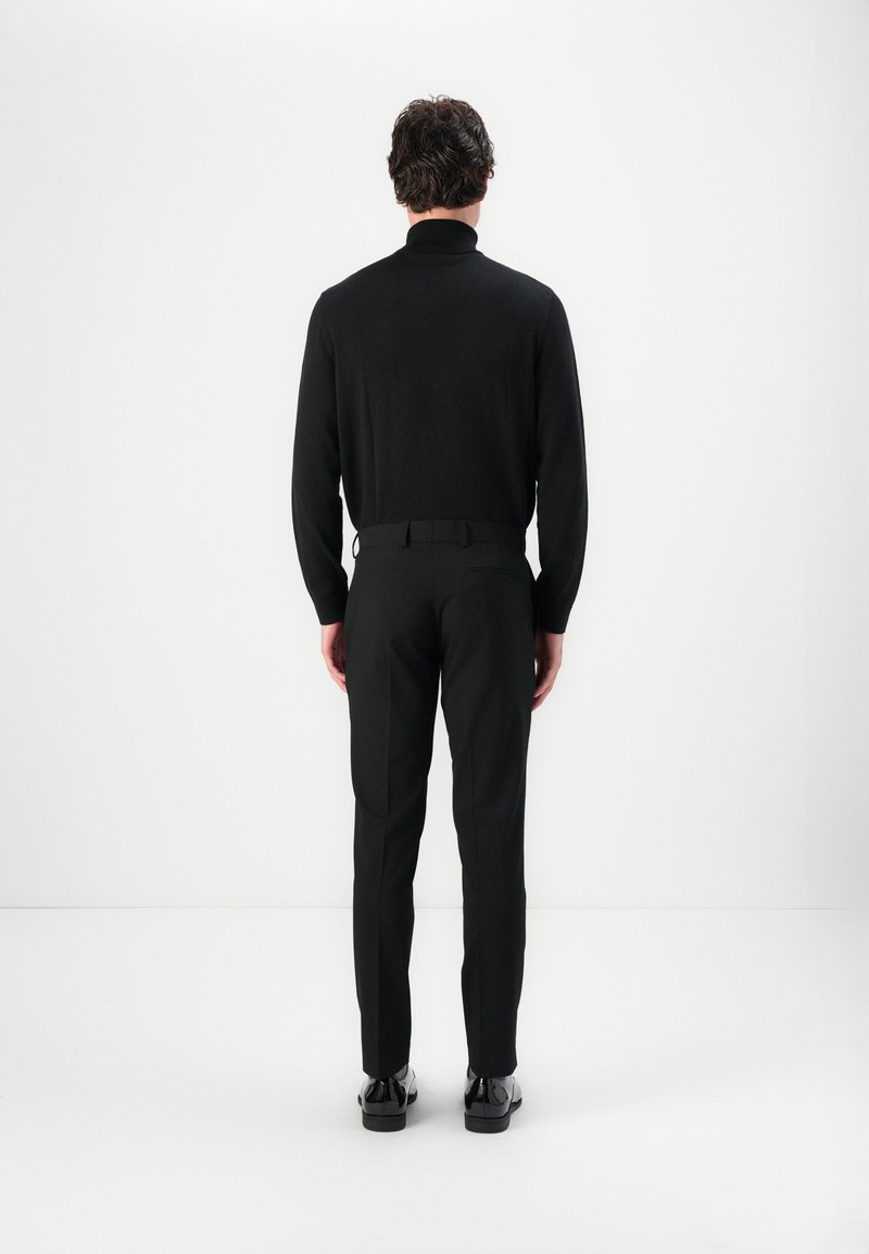 Elegant Isaac Dewhirst Soloman Slim Fit Suit