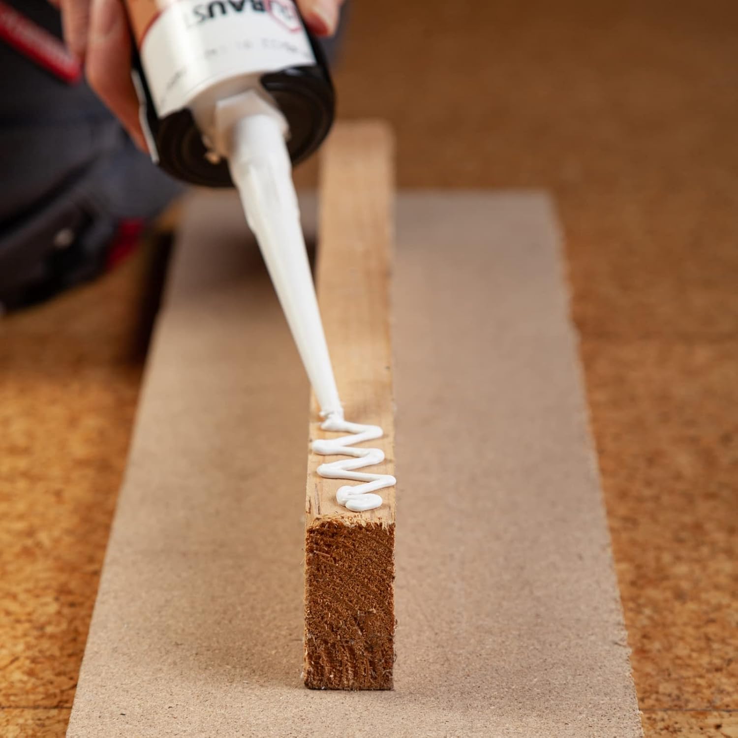 Universal White Mounting Adhesive for Polystyrene and Decorative Trim 511g