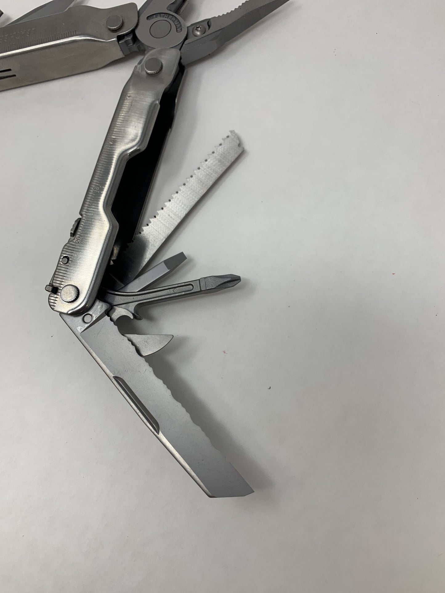 Leatherman Super Tool 300 Heavy-Duty Multi-Tool, 19-in-1, Stainless Steel, Gray