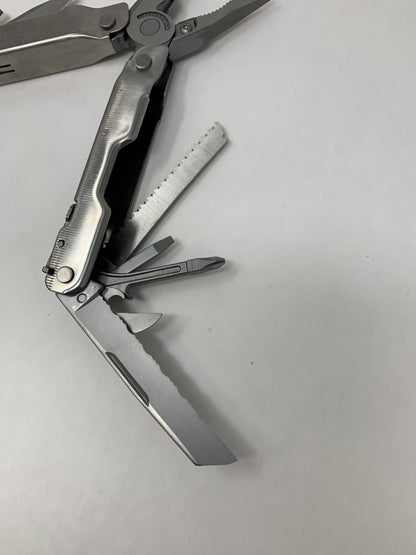 Leatherman Super Tool 300 Heavy-Duty Multi-Tool, 19-in-1, Stainless Steel, Gray