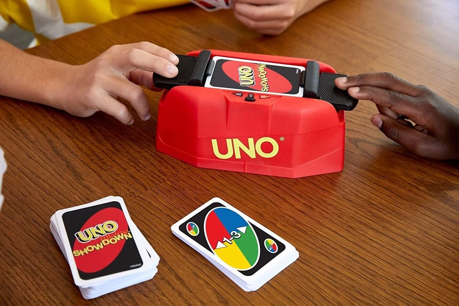 Mattel Uno Showdown Card Game with Fast-Paced Pedal Action