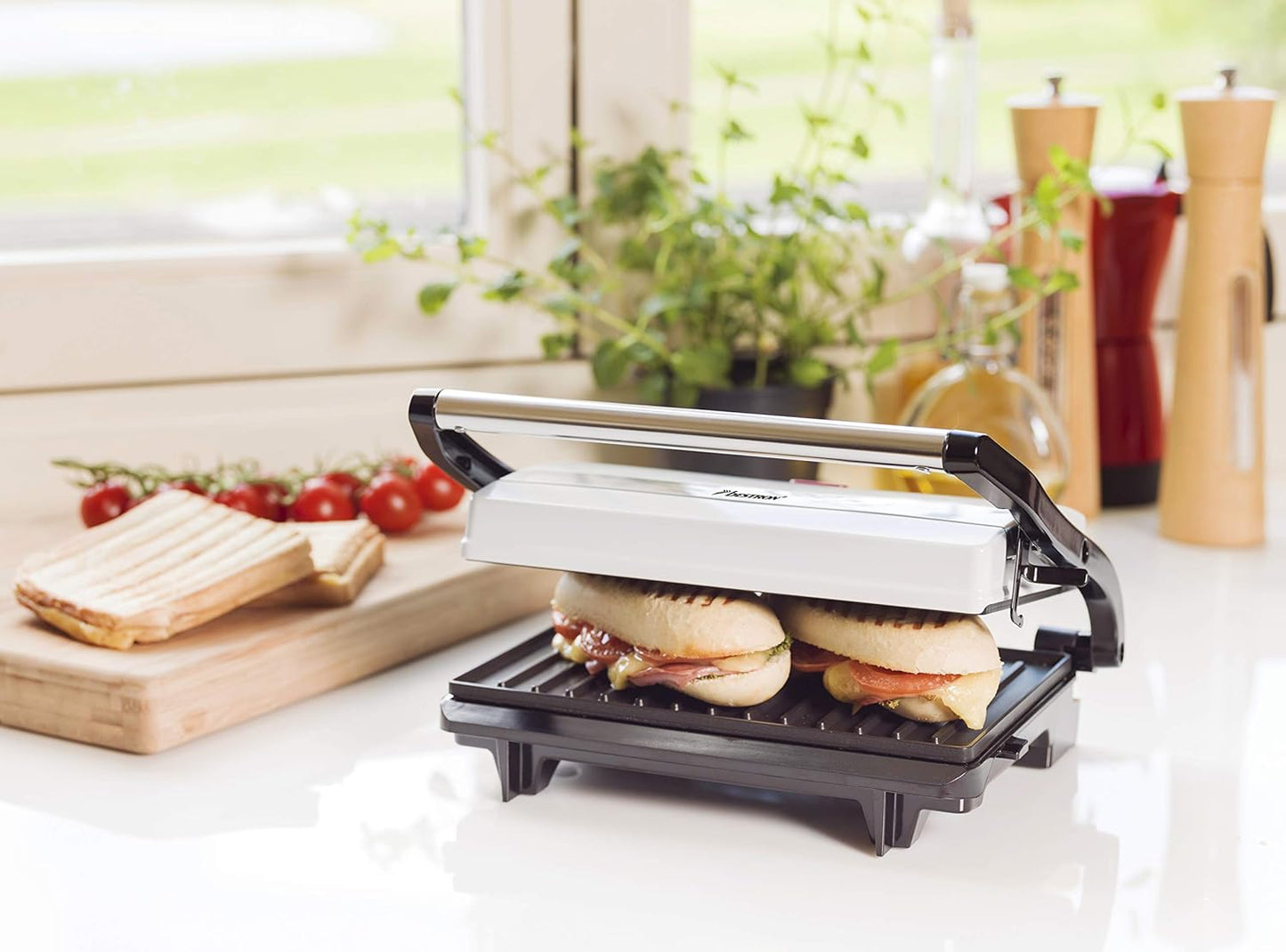 Bestron Contact Grill with Crumb Tray, 700W Panini & Sandwich Maker - White