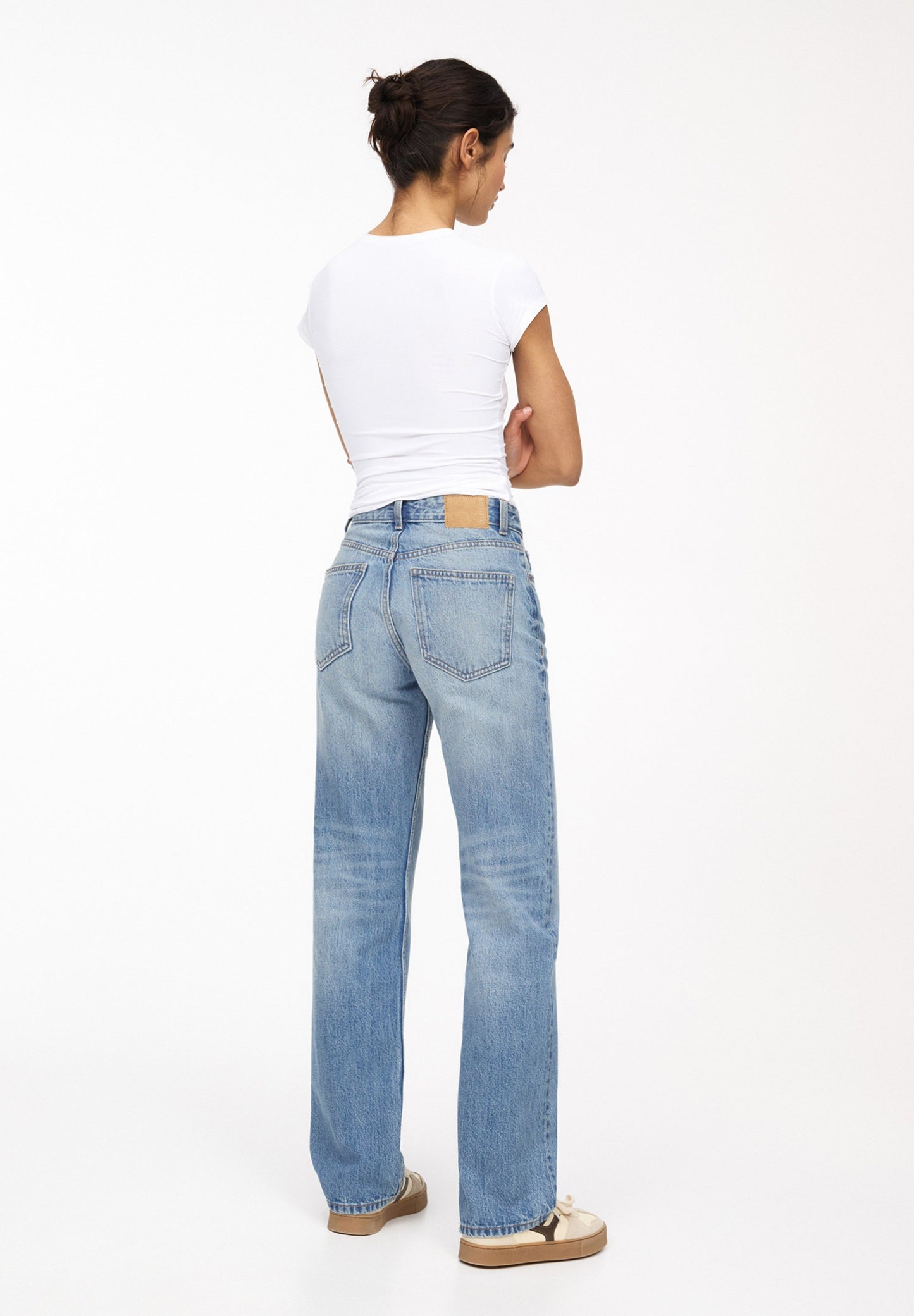 PULL&BEAR Women's Mid-Waist Straight Leg Jeans in Classic Blue Denim