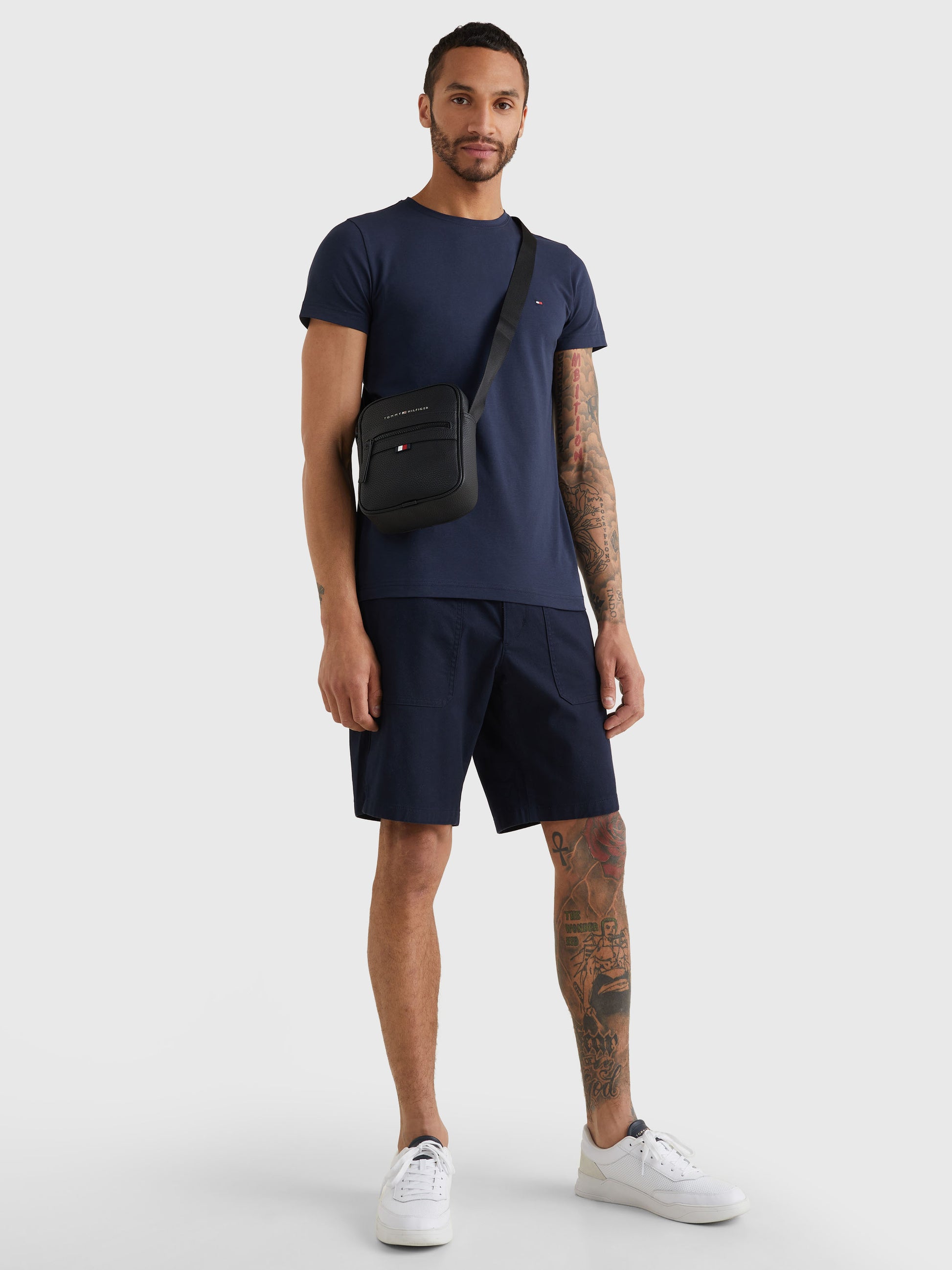 Tommy Hilfiger Essential Small Reporter Bag, Durable Pebble Grain Crossbody, Adjustable Strap, Black
