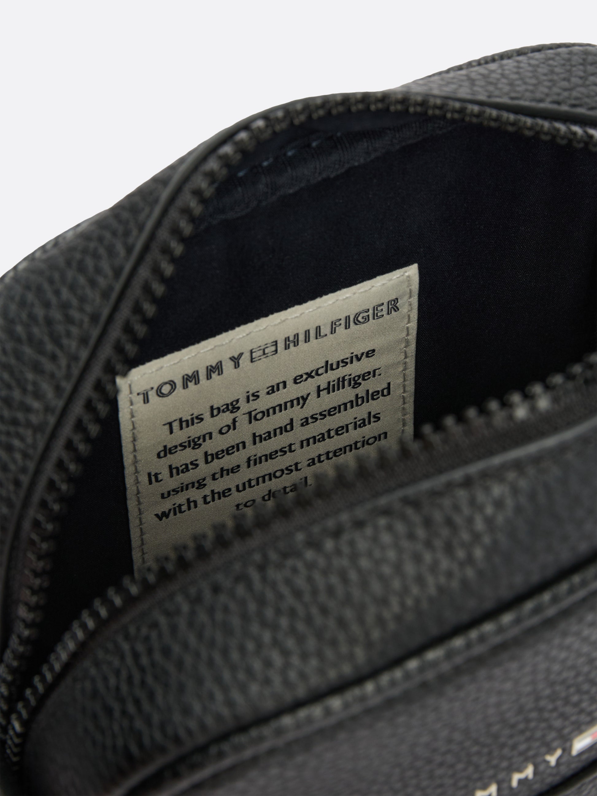 Tommy Hilfiger Essential Small Reporter Bag, Durable Pebble Grain Crossbody, Adjustable Strap, Black