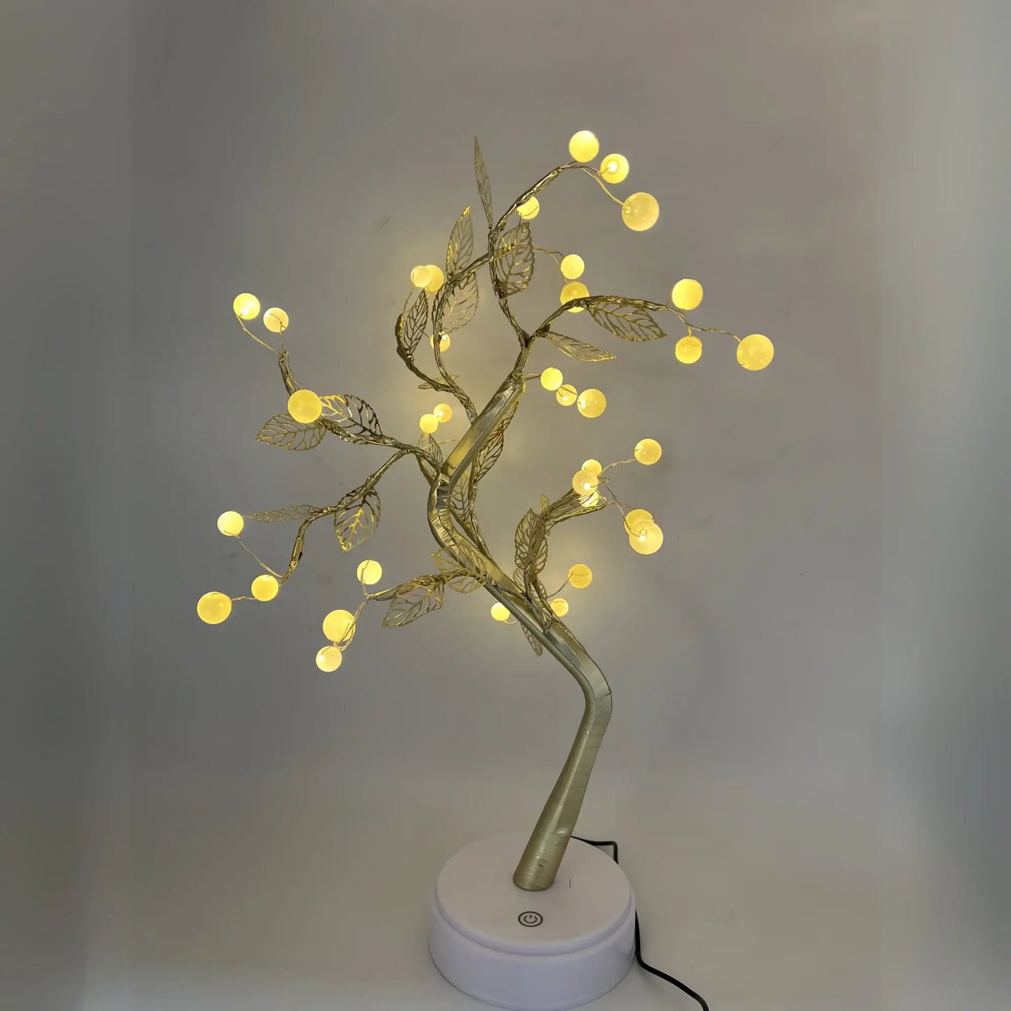 https://cdn.shopify.com/s/files/1/0633/6905/2238/files/Lampara-Decorativa-Bonsai-Dorado-Claro-barato-en-Ecuador.webp?v=1740753760