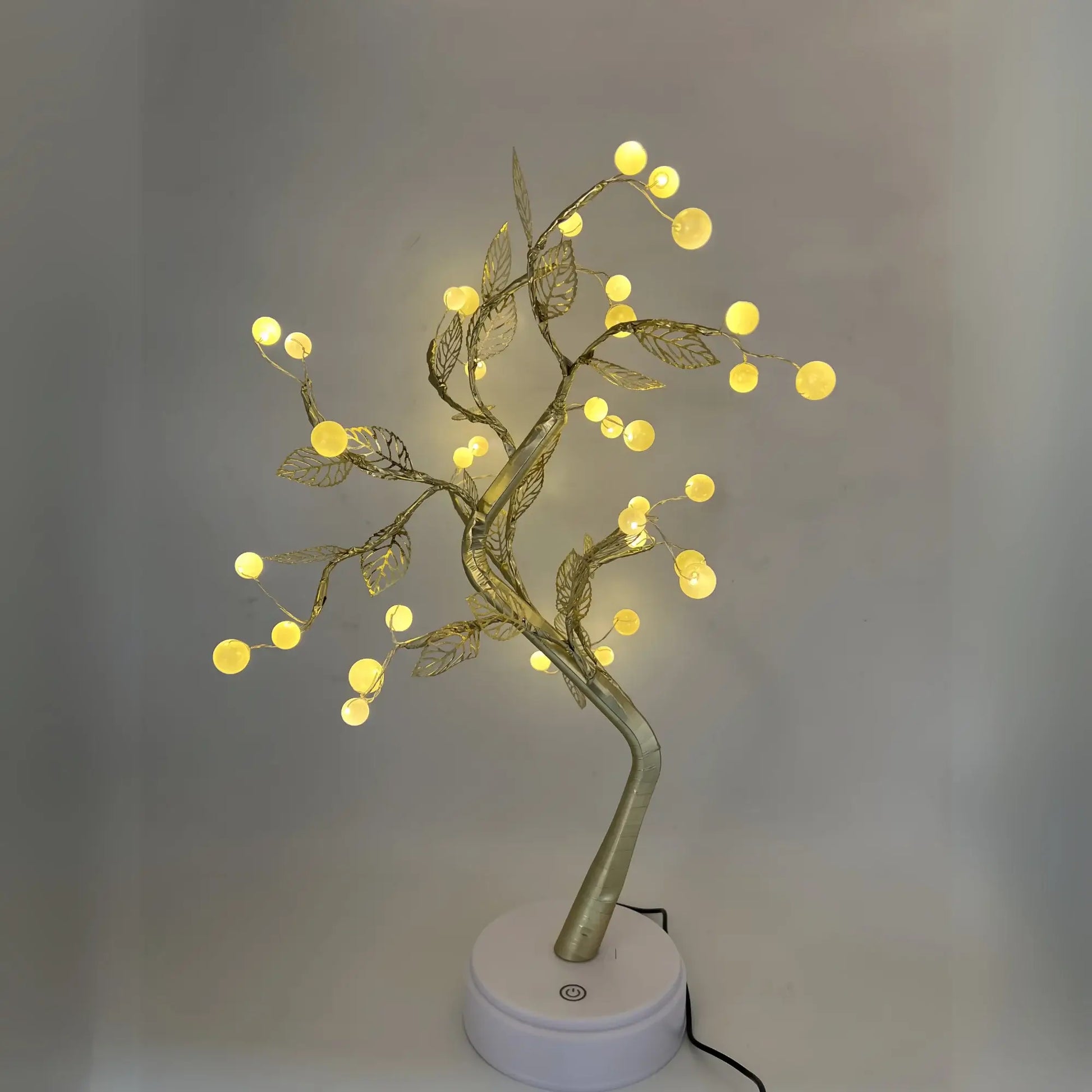 https://cdn.shopify.com/s/files/1/0633/6905/2238/files/Lampara-Decorativa-Bonsai-Dorado-Claro-barato-en-Ecuador.webp?v=1740753760