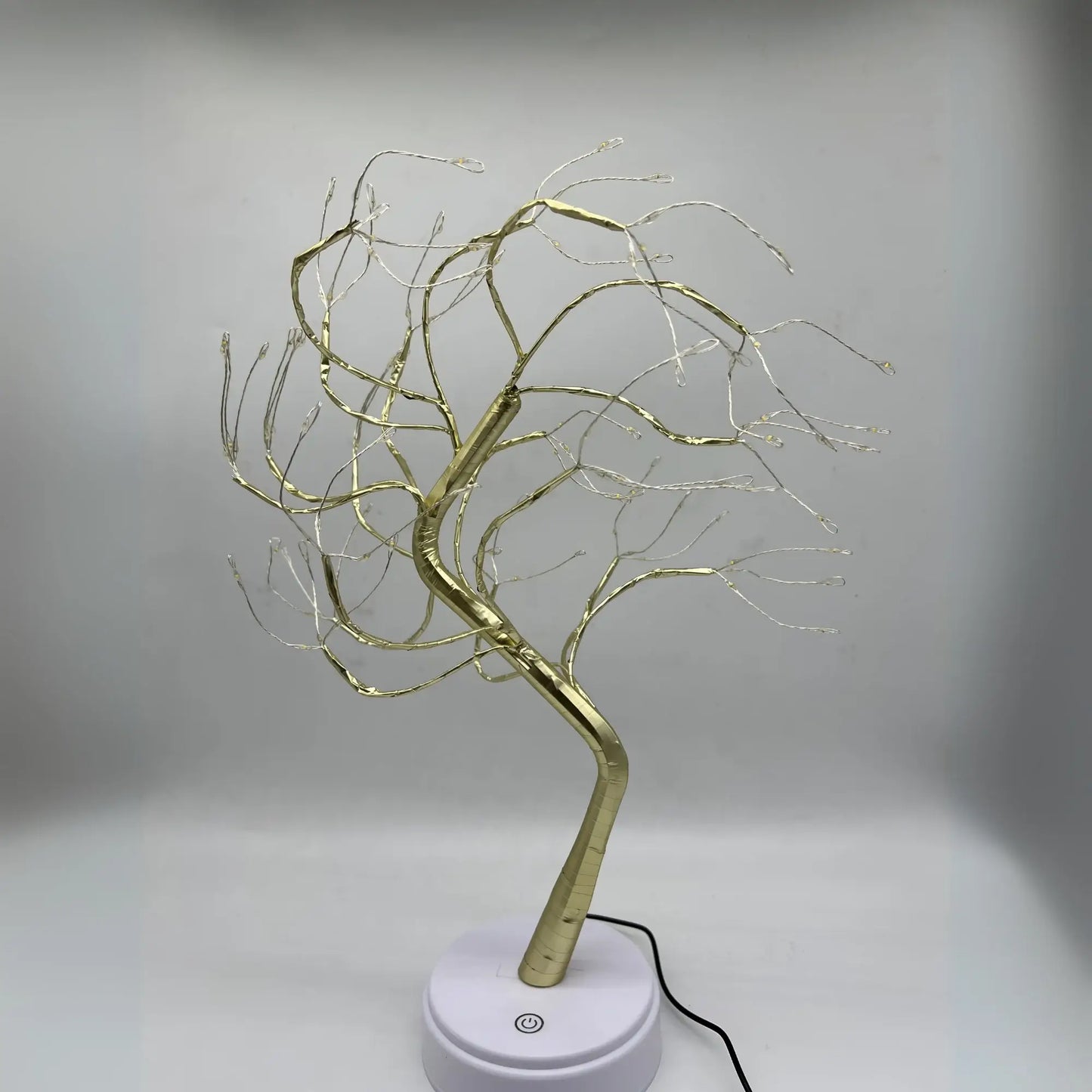 https://cdn.shopify.com/s/files/1/0633/6905/2238/files/Lampara-Decorativa-Bonsai-Dorado-Claro-en-Guayaquil.webp?v=1740753760