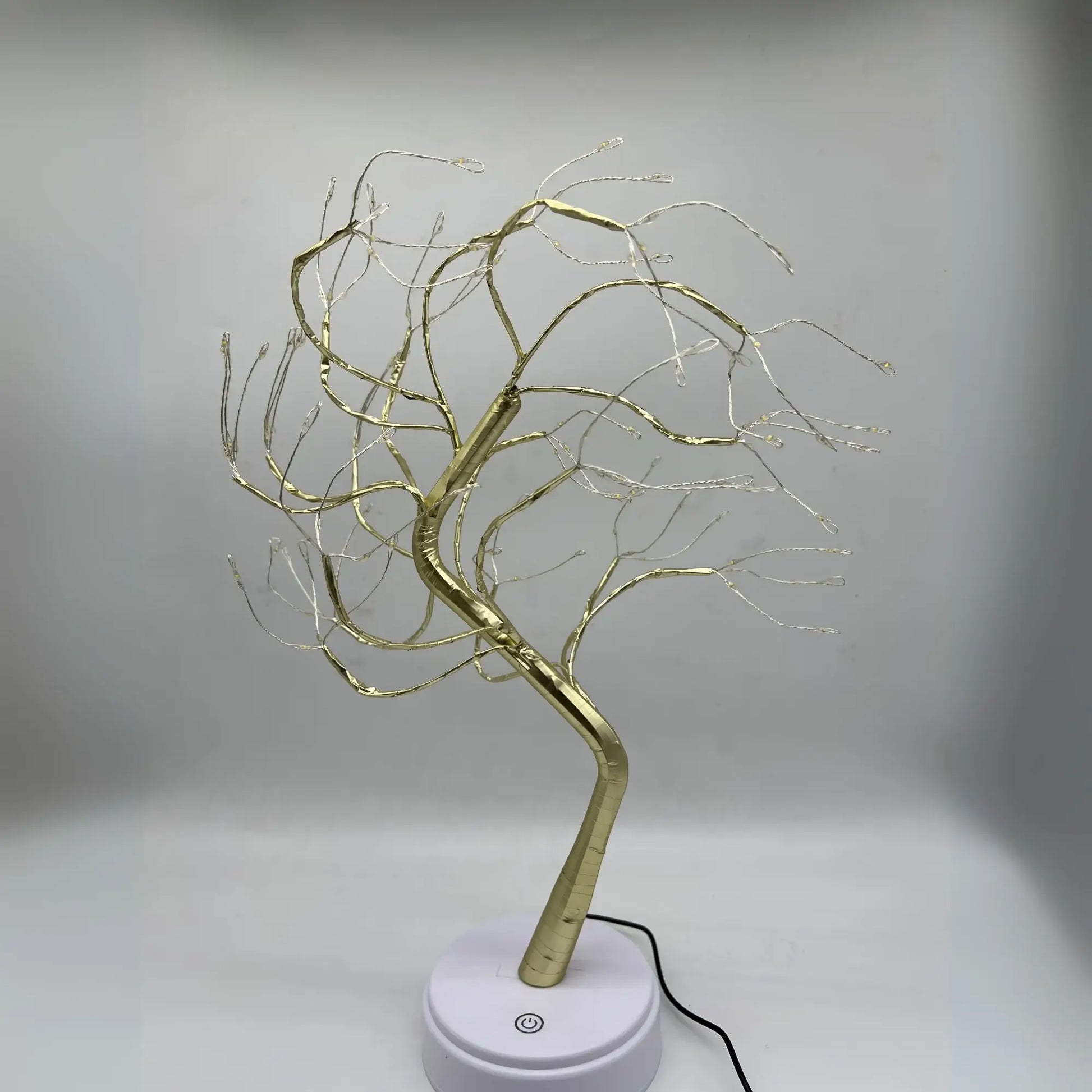 https://cdn.shopify.com/s/files/1/0633/6905/2238/files/Lampara-Decorativa-Bonsai-Dorado-Claro-en-Guayaquil.webp?v=1740753760
