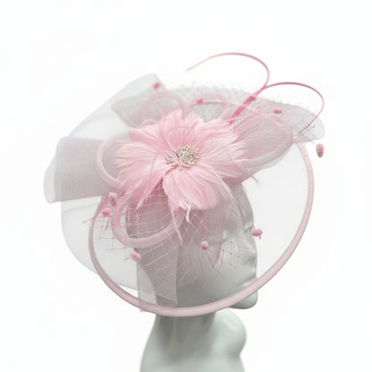 https://cdn.shopify.com/s/files/1/2540/3378/files/Pink-Large-Fascinator-With-Feather-Flower-Netting-Fascinators.jpg?v=1743673208