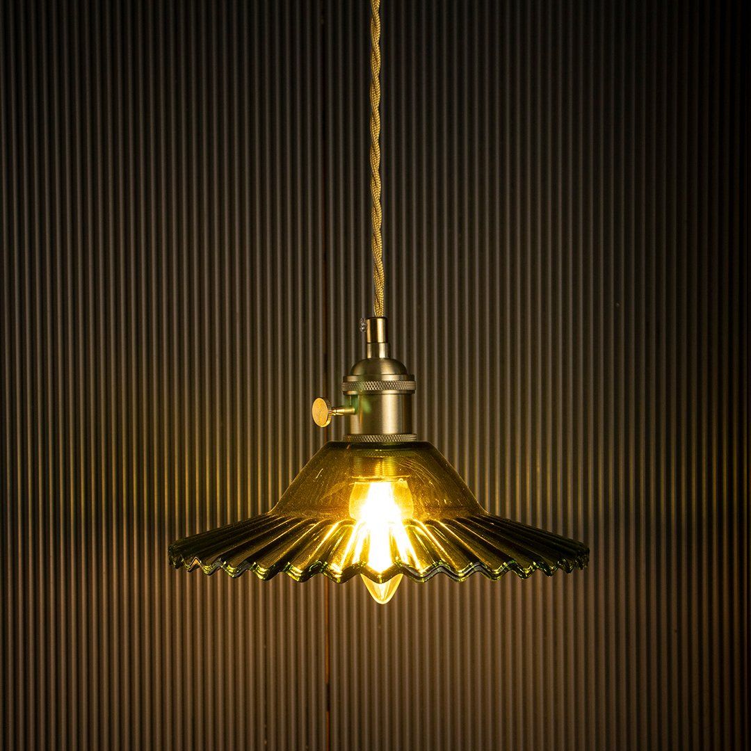 https://www.whisperinghomes.com/media/catalog/product/cache/50170b61c97e2e4a313bb0d8bb8e0986/Pendant-Lights/LA-HL-07-157/Ribbed-Floral-Glass-Pendant-Light-Green-On-Black-Background.jpg