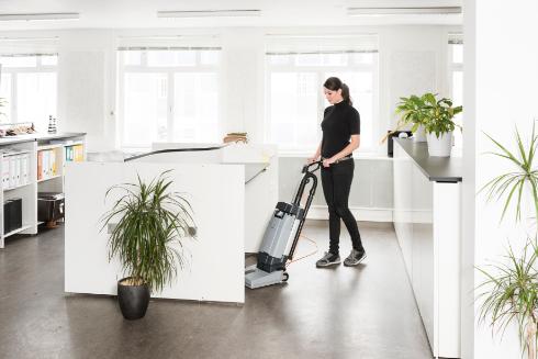 https://media.nilfisk.com/images/SC100_office1-ps-WebsiteLarge-TECPEM.jpg