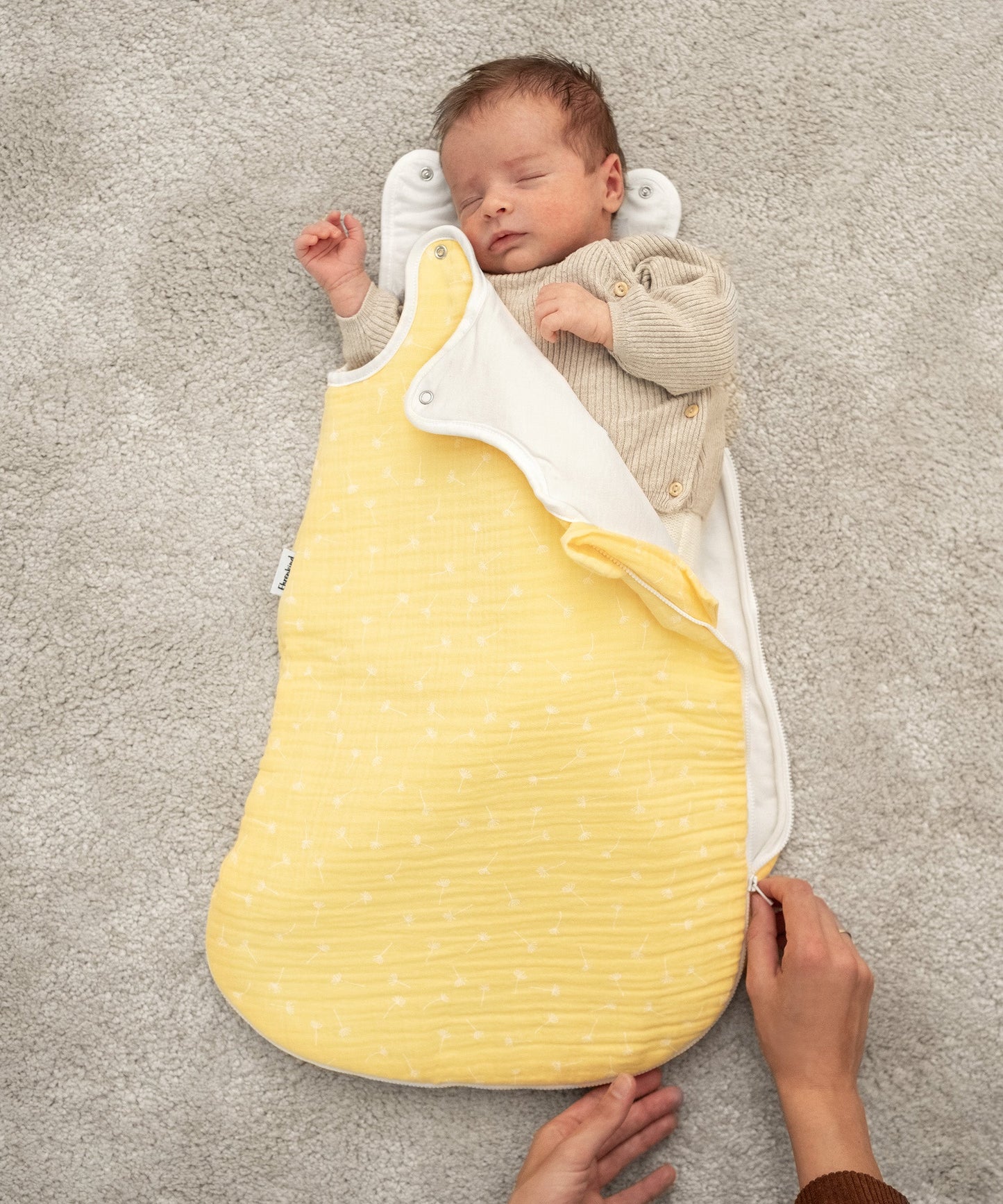 https://cdn.shopify.com/s/files/1/0689/3587/6929/files/Schlafsack-Baby-Praktisch.jpg?v=1764771994