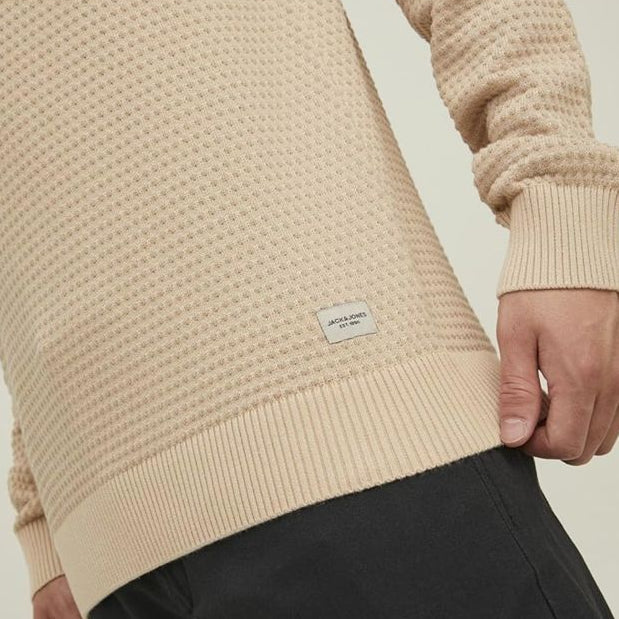 Beige knitted sweater worn by a person on Amazon.fr
