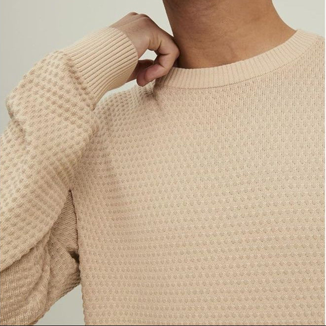 Beige knitted sweater worn by a person on Amazon.fr