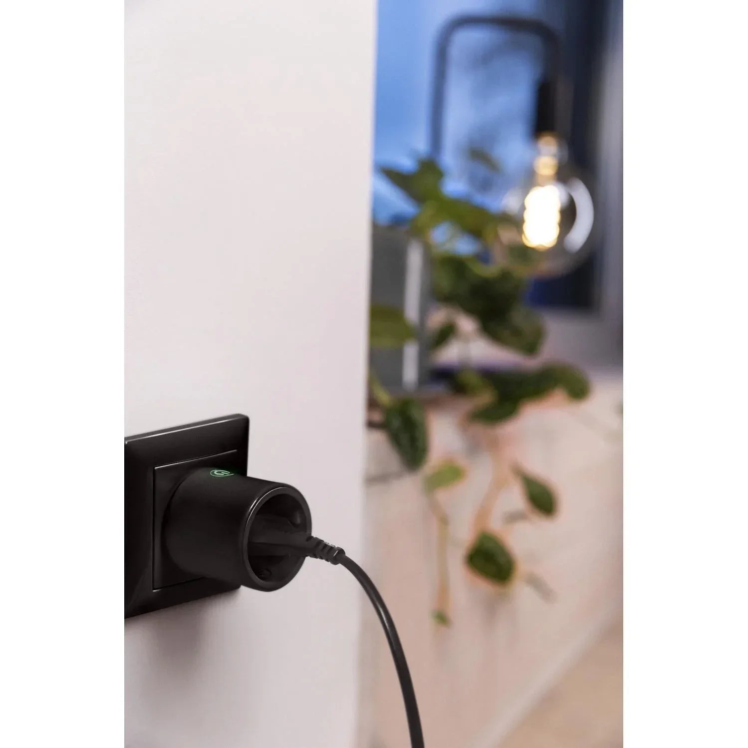 LEDVANCE ZigBee SMART+ Indoor Black Smart Plug with Energy Monitoring ...