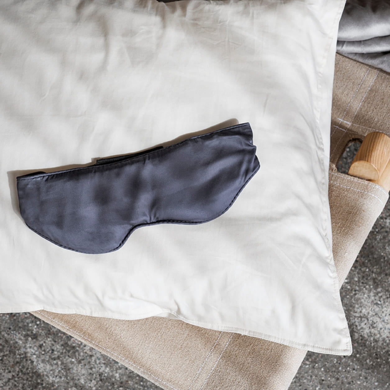 https://cdn.shopify.com/s/files/1/0945/2650/5302/files/c-eyerest-grey_4.jpg?v=1769019397