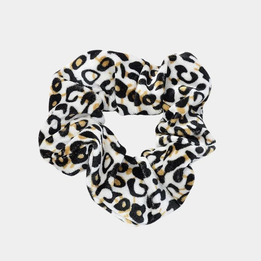 https://cdn.shopify.com/s/files/1/0676/8204/2172/files/chouchou-leopard-blanc-velours-meolina.jpg?v=1722328371