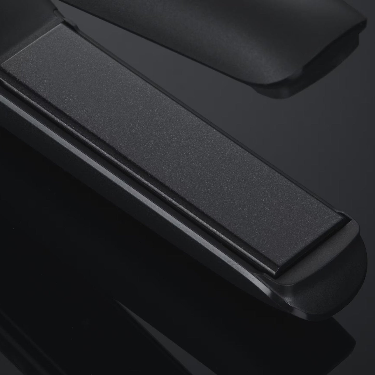 GHD Unplugged Wireless Flat Iron – Sleek Black Portable Styling Tool