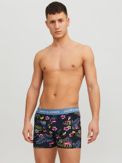 https://images.jackjones.com/12194104/3679573/007/jackjones-jacflowerbirdtrunks3packnoos-blue.jpg?v=d929d2d2e1aa661e055d2189d3256f87
